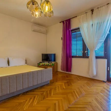 Sunny Family Apartment,